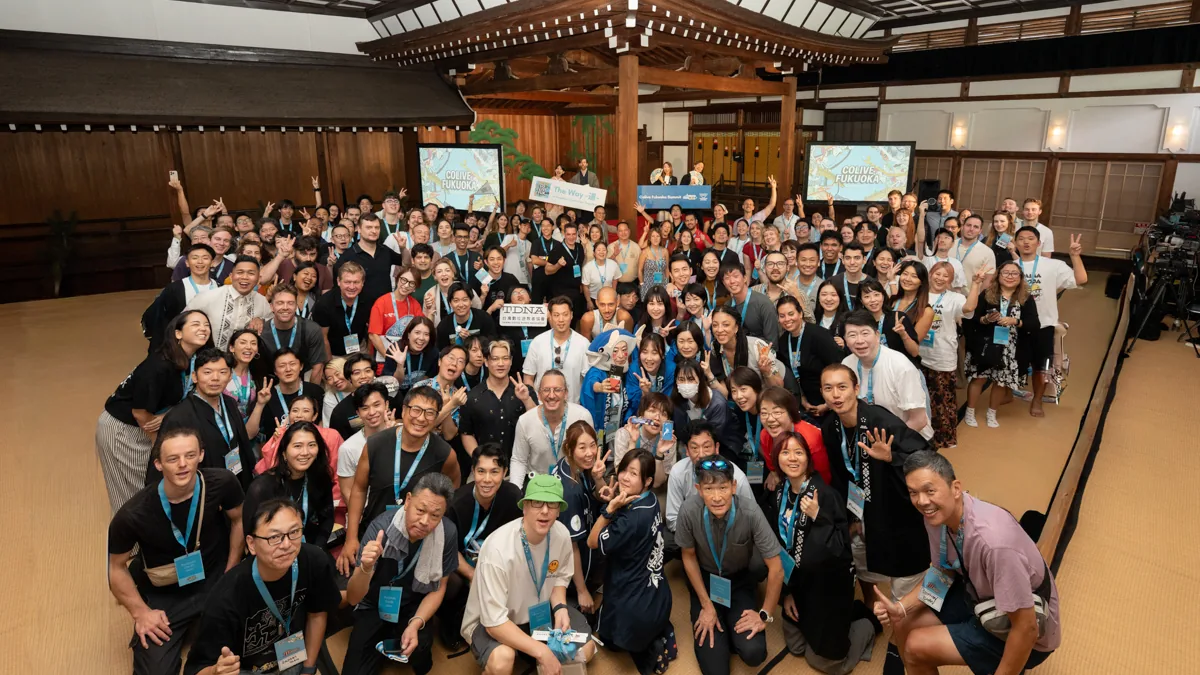 Hundreds of Colive Fukuoka participants gathered for a group photo inside a traditional Japanese hall during the Fukuoka Digital Nomad Summit.